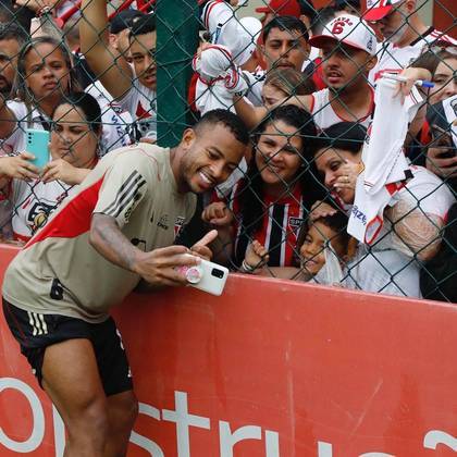 Após a atividade, jogadores do time profissional do São Paulo tiraram fotos com os convidados e fizeram a alegria das crianças. Além dos 500 alunos, outras 500 pessoas entre pais e responsáveis também estiveram presentes no local