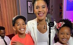 Os filhos de Cintia Camilly são verdadeiras cópias da jurada! 'Fazendo o que amo na companhia dos maiores amores da minha vida', escreveu. Será que eles vão seguir os passos da mamãe?