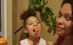 Como é bom novas experiências, não é mesmo? Por aqui, Débora Pinheiro contou aos fãs que a filha estava comendo seu primeiro fondue e esse a gente não esquece! Curtindo cada momento com a melhor companhia da vida