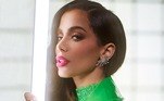A cantora Anitta não tem medo de composições divertidas em que a maquiagem é complemento do look. Aqui, o rosa pink dos lábios ganha destaque por causa da roupa verde cítrica