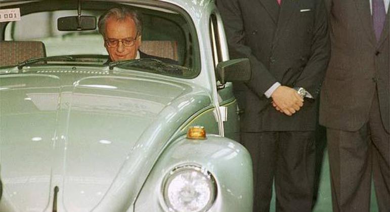 Itamar dirigindo o Fusca, que hoje está na Volkswagen