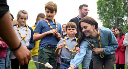 Kate Middleton e filhos participam de atividade de voluntariado, em Londres