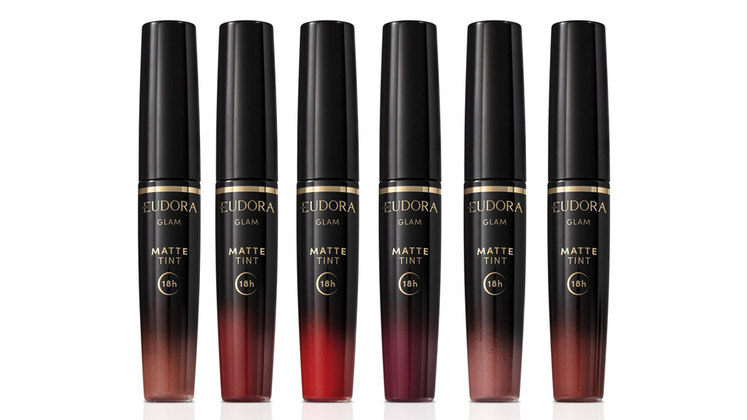 Batom Líquido Glam Matte Tint (Eudora) O batom líquido mais vendido da Eudora promete 18 horas de duração, sem retoque e com ativos de tratamento! Sua fórmula com Nano Cápsulas Hialurônico não deixa os lábios ressecados, enquanto garante cor intensa logo na primeira aplicação. A promessa é não marcar os vincos dos lábios, não transferir e nem borrar durante o usoValor: R$ 47,99
