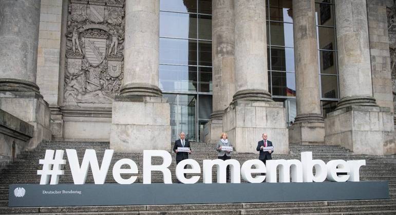 Membros da campanha #WeRemember ("Nós Lembramos") em frente ao Parlamento da Alemanha
