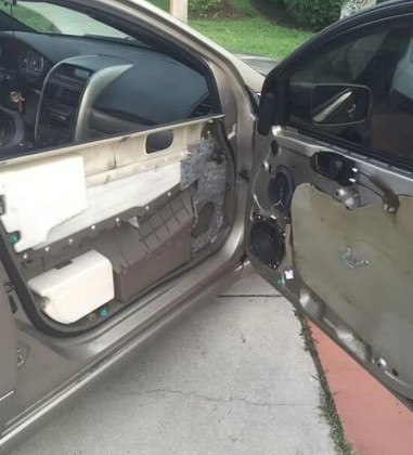 Imagine descobrir que metade da porta do seu carro está presa no veículo