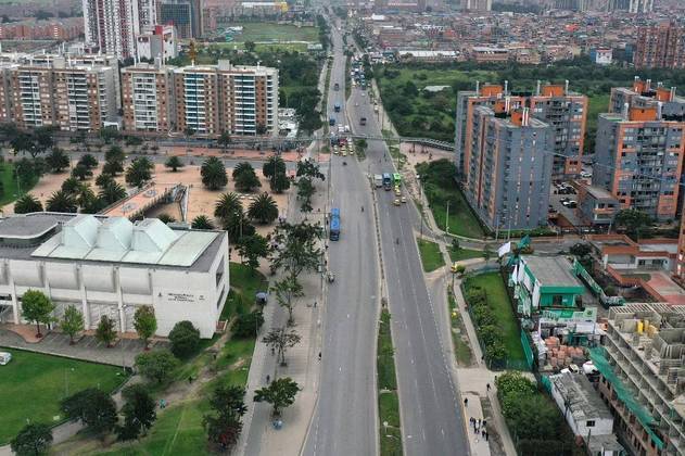 Bogotá restringiu por um dia o tráfego de carros e motocicletas para reduzir a poluição na capital colombiana, uma das maiores metrópoles da América Latina