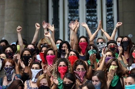 Jovens participam do 8 de março na Argentina
