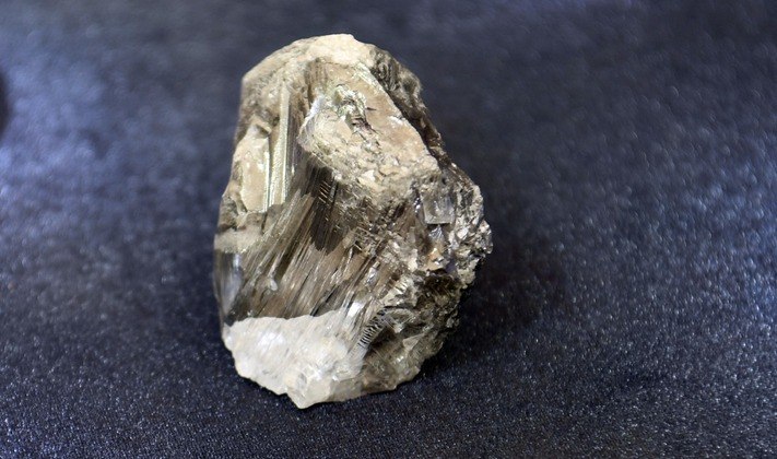 O governo de
Botsuana anunciou nesta quinta-feira (8) a descoberta de um novo diamante no país, desta vez de 1.174
quilates, o agora terceiro maior do mundo*Estagiária do R7 sob supervisão de Pablo Marques
