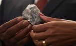 'Lucara
Diamonds [uma empresa canadense] apresentou um diamante de 1.174 quilates ao
presidente Mokgweetsi Masisi e ao Executivo', completou
