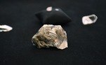O maior diamante do mundo, o Cullinan, tem 3.016 quilates e foi descoberto na África do Sul, em 1905