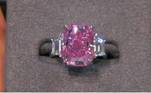 O Eternal Pink, um raro e belo diamante rosa-púrpura de 10,57 quilates, será a estrela do leilão de Joias Magníficas da Sotheby's, em 8 de junho, em Nova York, com valor estimado de US$ 35 milhões (cerca de R$ 188 milhões). Com lapidação almofadada e sem imperfeições internas, extraída na mina de Damtshaa, em Botswana, essa gema é considerada a quintessência do rosa, com cor e brilho incomparáveis