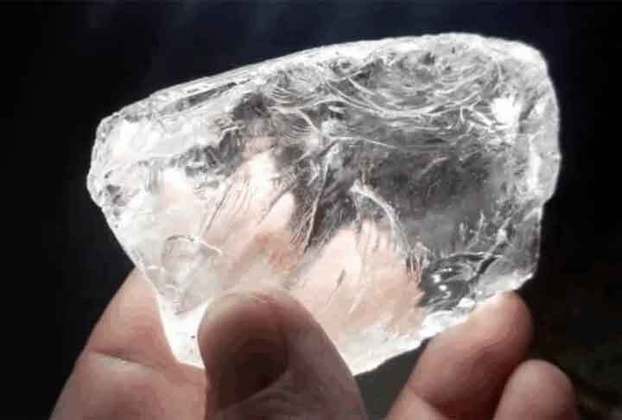 Diamante- Formado por carbono puro cristalizado, conhecido pela dureza extrema. Nativo das jazidas da África do Sul, Rússia e  Austrália em depósitos kimberlíticos e aluviões. Símbolo de luxo e eternidade, é utilizados em várias joias valendo milhões.