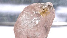 Mineiros de Angola desenterram diamante rosa que pode ser o maior encontrado em 300 anos 