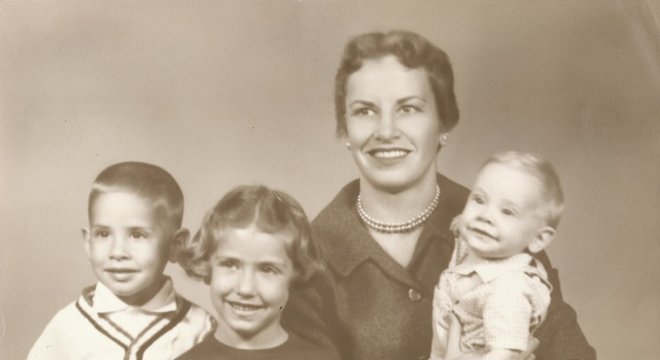 Diamond com 3 de seus filhos (ela teria mais uma filha mais tarde) conciliava a vida familiar com pesquisas e aulas