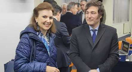 Diana Mondino ao lado do presidente eleito da Argentina, Javier Milei
