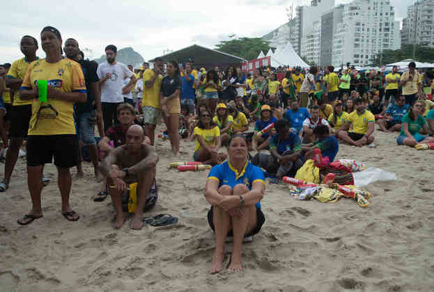 Diante de um primeiro tempo difícil, a apreensão tomou conta da torcida nas areias de Copacabana.