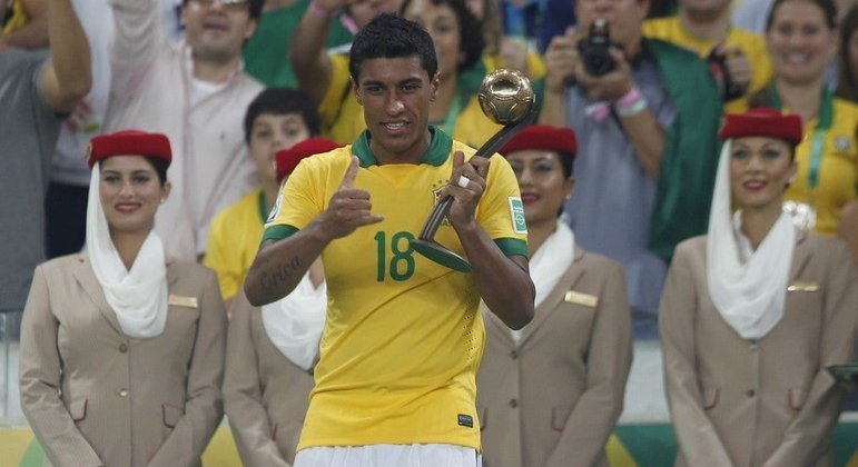 Dias antes da oficialização da saída de Paulinho do Corinthians, indo para o Tottenhan, da Inglatera, Paulinho foi convocado à Seleção Brasileira para disputar a Copa das Confederações. Um dos principais jogadores brasileiros, o meia ficou com o troféu de terceiro melhor do torneio, ficando atrás apenas do vencedor Neymar e o espanho Andrés Iniesta, que ficou na segunda colocação. 