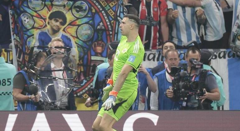 Emi Martínez fez defesas brilhantes e ainda agarrou pênalti na final da Copa de 2022