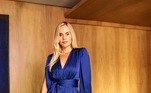 Para as mulheres mais clássicas, esse dress azul bic é chique e sexy na medida certa. O lindo decote em V e mangas com detalhes vazados dão um charme a mais. Já o maravilhoso transpasse da saia com amarração na cintura dá aquela valorizada no look