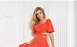 O laranja é uma das cores queridinhas do verão. Este vestido é ideal para as mulheres que gostam de um dress com um toque de romantismo. Além disso, possui um sutil detalhe bufante e a saia com detalhes das costuras “marias”, que dão um movimento muito lindo. Os recortes na cintura trazem um toque de sensualidade ao vestido