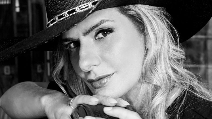 Jurada desde a primeira temporada da atração musical, Adriana Farias conta que também pensa no conjunto. 