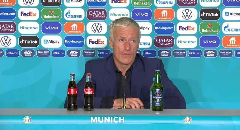  Didier Deschamps, treinador da França, com as garrafas de Coca e da Heineken à sua frente