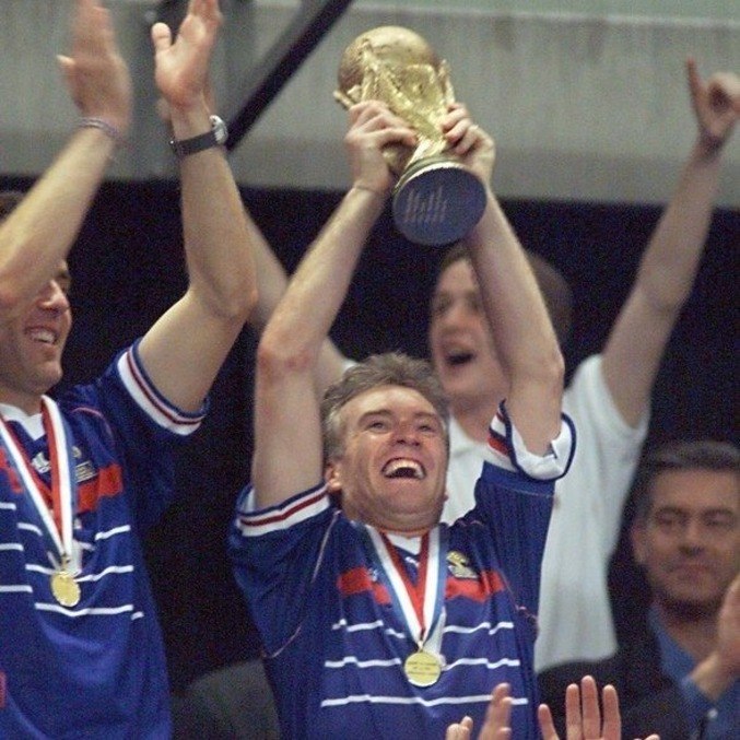 Quando Deschamps ergueu o troféu da Copa de 1998, o francês atuava no Juventus, da Itália
