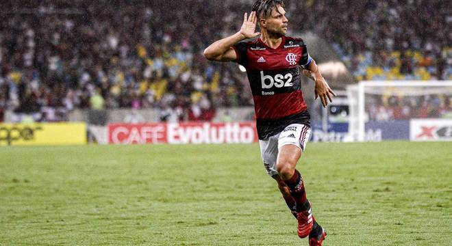 Diego, a seis dias de completar 35 anos, correndo como um garoto