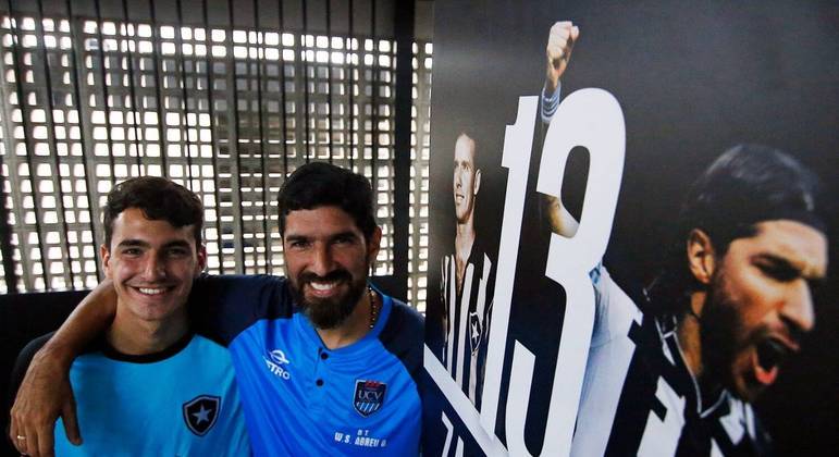 Diego Abreu e Loco Abreu durante visita do ex-atacante ao Nilton Santos