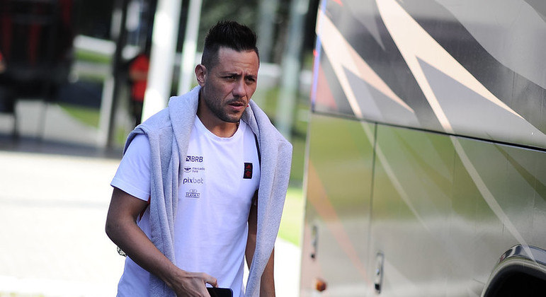 Diego Alves no embarque para Belo Horizonte, com a delegação rubro-negra