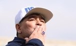 Diego Armando Maradona morreu, nesta quarta aos 60 anos vítima de uma parada cardiorespiratória no bairro de San Andrés, na província de Tigre. Ele estava em casa após ter passado por uma cirurgia na cabeça por causa de um hematoma subdural. Confira a repercussão do falecimento desta lenda do futebol na Argentina e no mundo.