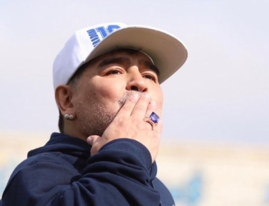 Diego Armando Maradona morreu, nesta quarta aos 60 anos vítima de uma parada cardiorespiratória no bairro de San Andrés, na província de Tigre. Ele estava em casa após ter passado por uma cirurgia na cabeça por causa de um hematoma subdural. Confira a repercussão do falecimento desta lenda do futebol na Argentina e no mundo.