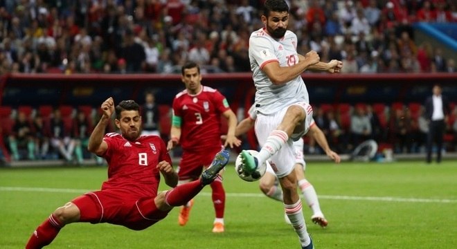 Diego Costa lutou muito com a defesa iraniana e chegou a três gols na Copa
