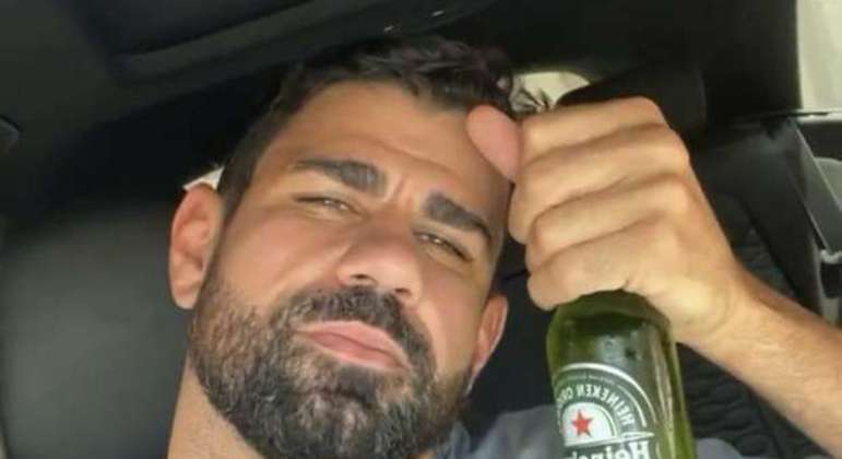 Diego Costa fez piada com a divulgação que pagaria multa para jogar no Corinthians. Só paga cerveja