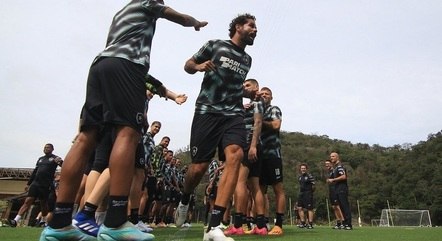 Diego Costa passa pelo tradicional 'corredor polonês' no primeiro treino com elenco do Botafogo