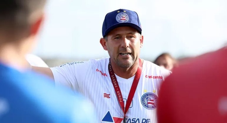 Diego Dabove (Argentina) - 48 anos - Último clube: Bahia - Desempregado desde outubro de 2021 - Sempre treinou times argentinos, realizando campanhas interessantes no Godoy Cruz e no Argentino Jrs. Foi contratado pelo Bahia, porém sofreu com uma demissão 45 dias após ser anunciado