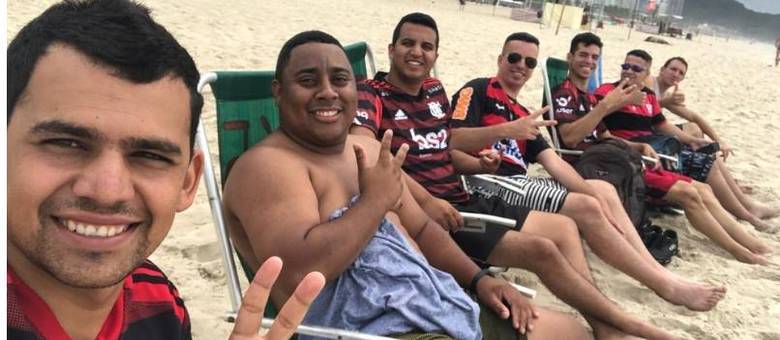 Diego (o 2º da esquerda para a direita) aparece com amigos na praia antes de comer camarão