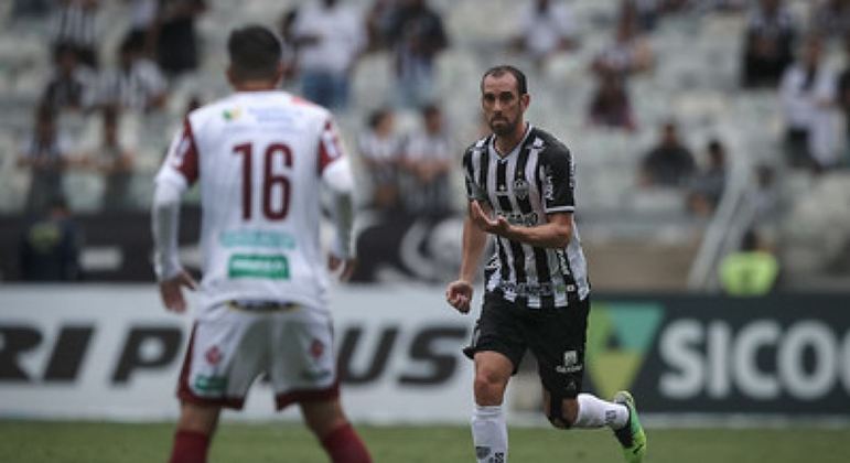 Diego Godín chegou ao Atlético-MG para substituir o paraguaio Júnior Alonso, vendido ao Krasnodar (RUS), e agregar com sua experiência. Porém, as atuações não empolgaram e o Galo contou com a volta de Alonso por empréstimo e ele rapidamente retomou a vaga de titular. Com poucas chances e titular de sua seleção, o uruguaio  precisa de mais minutos em campo e revelou ter conversas com o Velez Sarsfield (ARG)