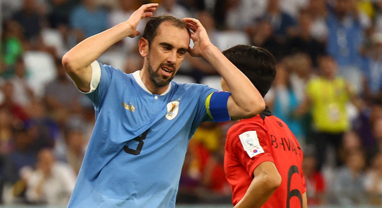 Diego GodínAos 37 anos, o ídolo do futebol uruguaio comunicou ao clube argentino Vélez Sarsfield que faria a sua última partida da carreira em julho, contra o Huracán, pelo Campeonato Argentino. A intenção do atleta era retornar ao Uruguai, para se dedicar à família