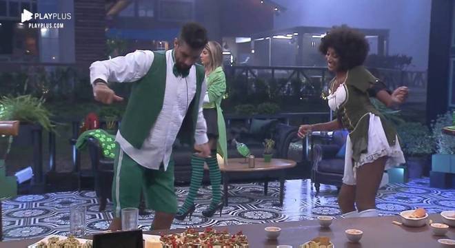 Sabrina Paiva ensinou uns passos de funk para Diego Grossi