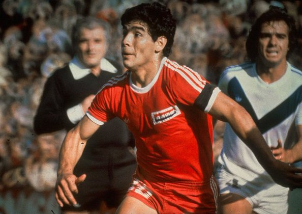 Diego Maradona, meia argentino - Estreou com 15 anos, 11 meses e 18 dias no Argentinos Juniors-ARG, em 1976 / O gênio argentino dispensa apresentações. Com sua qualidade e personalidade, seria estranho se não fosse notado tão cedo. Maradona ainda poderia ter jogado a Copa de 1978 em casa, mas por opção do técnico César Luís Menotti não foi convocado. 