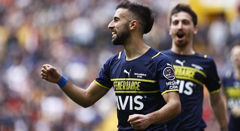 Diego Rossi comemora gol pelo Fenerbahçe pelo Campeonato Turco da temporada 21/22