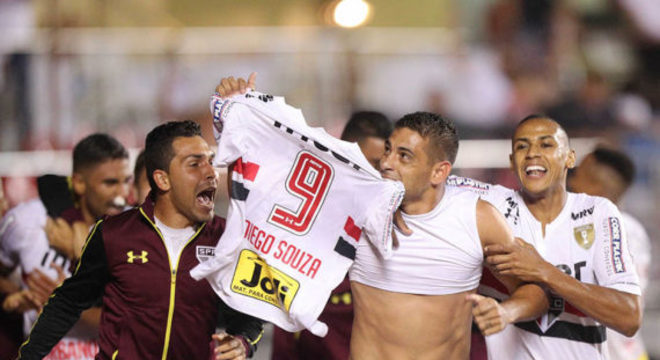 Diego Souza mostra a camisa com seu nome para a torcida do São Paulo