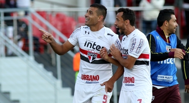 Diego Souza, à esquerda, fez o gol da vitória do São Paulo sobre o Santos