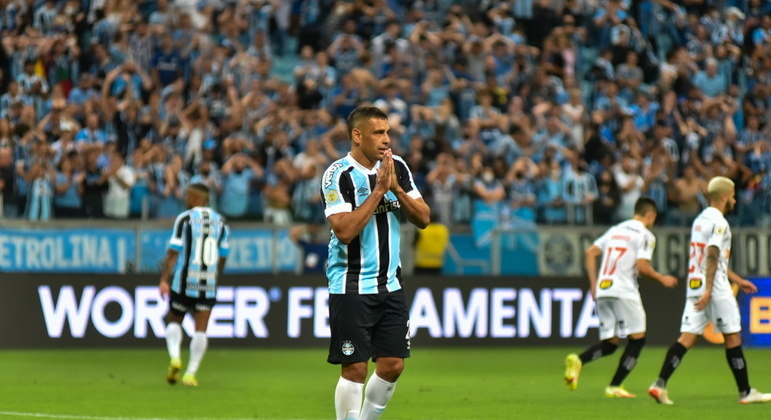 Diego Souza bem que tentou, mas não evitou o rebaixamento do Grêmio