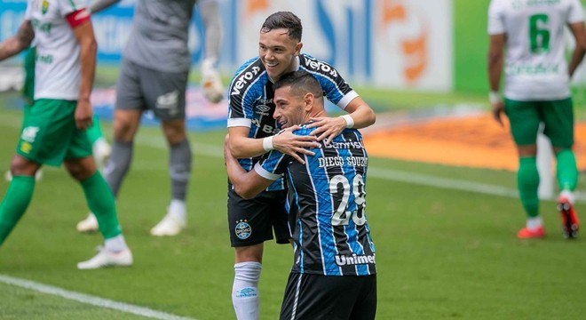 Diego Souza comemora com Pepê um de seus gols na vitória do Grêmio
