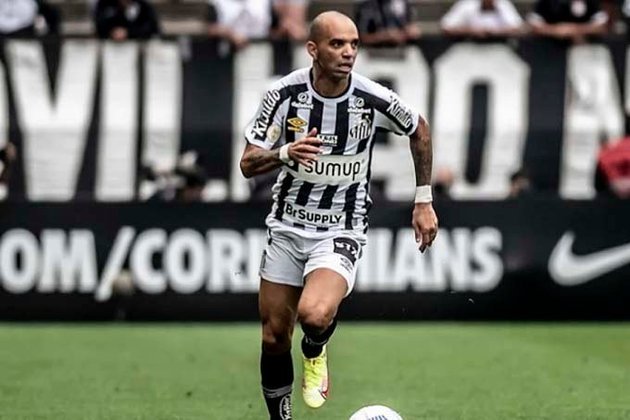 Diego Tardelli (atacante - 37 anos): campeão por São Paulo, Atlético-MG, Flamengo e PSV, Tardelli tem uma carreira de muitos gols e destaque. Ele está sem clube desde o início de 2022, quando deixou o Santos, e espera por um novo clube. 