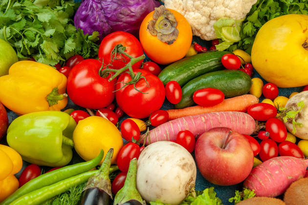 Adote uma dieta rica em frutas e vegetaisA absorção adequada e regular das vitaminas e minerais de que precisamos é essencial para o sistema imunológico. Estudos já mostraram que deficiências de zinco, selênio, ferro, cobre, ácido fólico, vitaminas do complexo B, além de vitaminas A, C e E impactam as respostas imunes de animais. Incluir alimentos integrais e de origem vegetal na dieta é uma forma natural de manter a imunidade forte