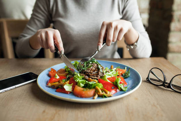 Todo mundo tem uma receitinha para fortalecer a imunidade, mas o que realmente funciona? Ter uma alimentação equilibrada, com alimentos que dão uma força a mais ao sistema imunológico, é o primeiro passo para manter a saúde em dia, sobretudo quando as variações de temperatura põem o corpo à prova 