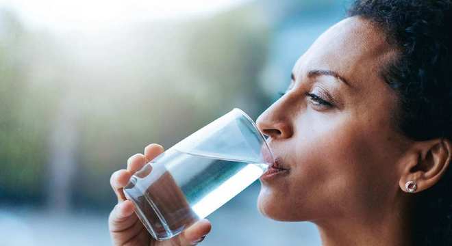 Beber água evita dores de cabeça, o primeiro sintoma de desidratação